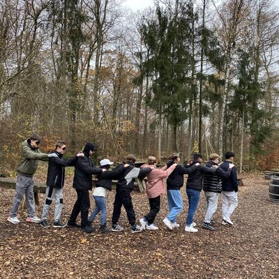 Blindes Vertrauen war bei den Teambuilding-Aufgaben erforderlich, welche die Schlerinnen und Schler der AVdual-Klassen des Beruflichen Schulzentrums Wertheim im Waldorado in Bad Mergentheim absolvierten.