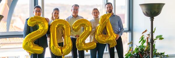 �ber 2024 Follower beim Instagram-Kanal der Kreisverwaltung freuen sich (von links) Landrat Christoph Schauder, stellvertretende B�roleiterin Aylin Wahl, B�roleiter Markus Moll, Grafikdesignerin Michaela von Koschitzky und Medienreferent Christoph Obel. Diese Zahl wurde passenderweise mit Beginn des neuen Jahres erreicht.