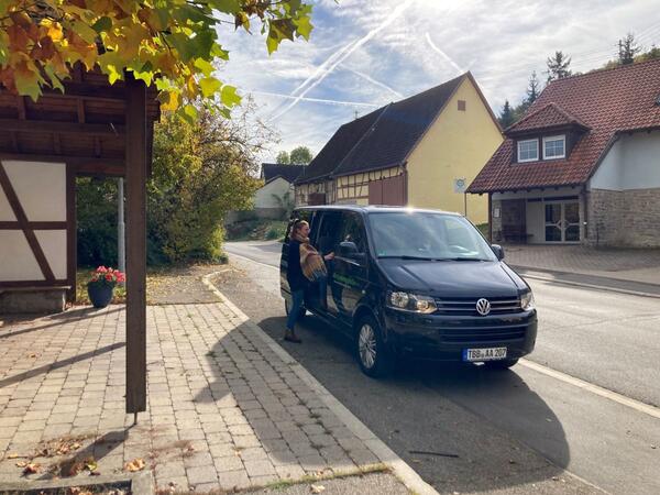 Ruftaxi an der Haltestelle Uiffingen: Das Mobilittskonzept befindet sich weiter auf der berholspur und hat im vergangenen Jahr mehr als 38.000 Fahrgste befrdert. Dies ist ein neuer Spitzenwert fr den Ruftaxiverkehr im Main-Tauber-Kreis. 