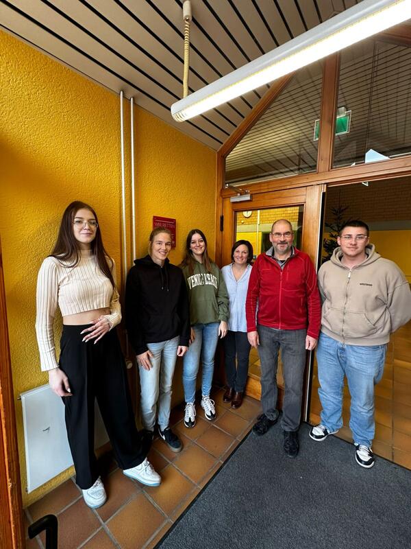 Freuten sich �ber die DKMS-Auszeichnung f�r das BSZ-Wertheim (v.l.n.r.): Jacqueline Track (stellvertretende Sch�lersprecherin), Nina Thoben (Verbindungslehrerin), Elisa Spielmann (Sch�lersprecherin), Nicole Both (Verbindungslehrerin), Manfred Breuer (Schulleiter BSZ Wertheim) und Vincent Lorenz (stellvertretender Sch�lersprecher).