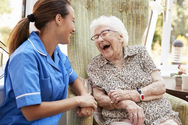 Eine hochwertige Pflege und Betreuung älterer Menschen wird immer wichtiger.