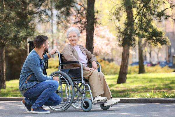 Die neu implementierte Kommunale Pflegekonferenz erstellt f�r den Main-Tauber-Kreises eine Bedarfs- und Angebotsanalyse in der Seniorenplanung. Interessierte B�rgerinnen und B�rger sind dazu eingeladen, sich im Rahmen eines "Erstgespr�chs" zur Thematik Pflege und Versorgung von Seniorinnen und Senioren einzubringen.
