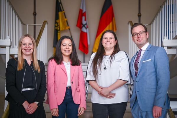 Drei Lebenslufe, eine Erfolgsgeschichte: Erster Landesbeamter Florian Busch freute sich ber die Befrderungen von Dr. Monique Mller (v.r.), Leiterin des Umweltschutzamtes, Jasmin Kaibel, Leiterin des Rechts- und Ordnungsamtes, sowie ber die neue Justiziarin und Sachgebietsleiterin im Rechts- und Ordnungsamt, Verena Schmidt.