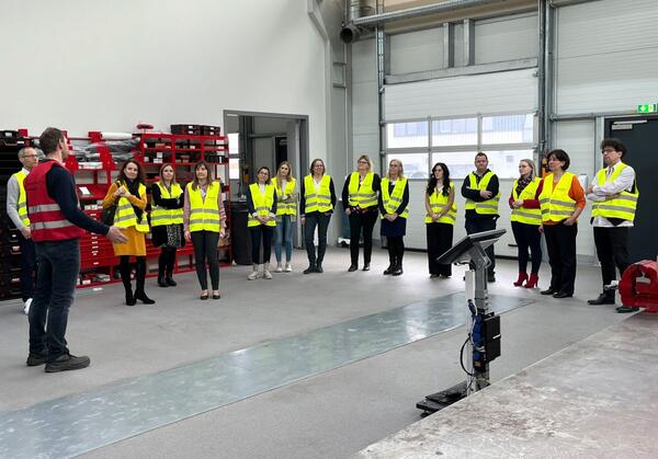 Netzwerk Schulewirtschaft zu Gast bei W�rth Industrie Service: Ein Blick in die Logistik sowie Lehrwerkstatt erm�glichte praxisnahe Einblicke.