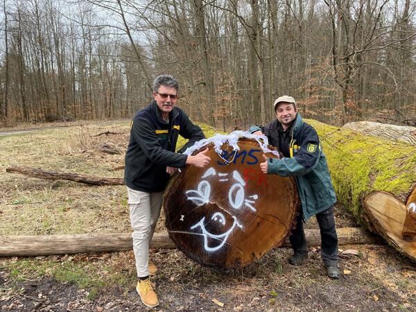 ber das positive Ergebnis der Laub- und Nadelholz-Submission freuten sich Timo Renz (l.), Revierleiter Bad Mergentheim, und Uwe Renk, Leiter der Holzverkaufsstelle Main-Tauber-Kreis.