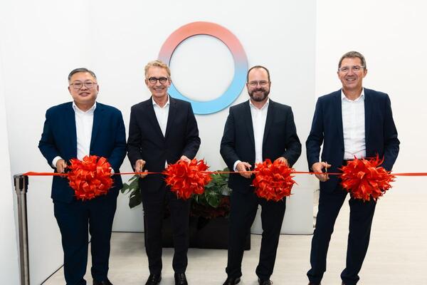 Der Geschftsfhrer von Lauda Singapore, Teck Chia Lee, der Geschftsfhrer der Deutsch-Singapurischen Handelskammer,
Dr. Tim Philippi, Lauda Geschftsfhrender Gesellschafter Dr. Gunther Wobser und Lauda Geschftsfhrer Dr. Ralf Hermann (v. l. n. r.)