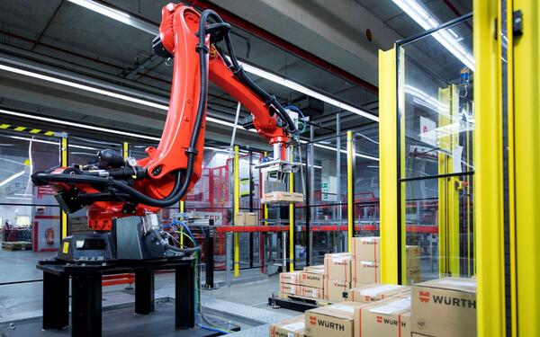 Dank selbstlernenden Robotern steigert der C-Teile-Partner seinen Automatisierungs- und Digitalisierungsgrad innerhalb der Logistik kontinuierlich.