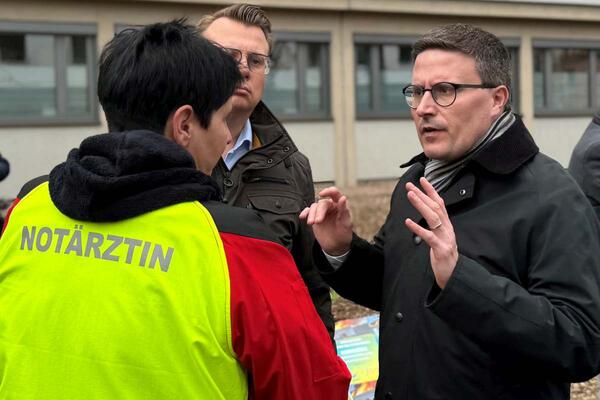 Landrat Christoph Schauder im Dialog mit Not�rztin Sandra R�ckert