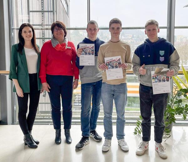 Erfolgreiche Teilnahme am "Planspiel B�rse": Stolz pr�sentieren die drei Zweitplatzierten (v.r.) Dominik H�sker, Jan Deininger und Jonas Denner ihre Urkunden. Mit ihnen freuen sich Petra Sch�fer (Sparkasse Tauberfranken) und Linda Witt (Fachlehrerin Privates Verm�gensmanagement).
