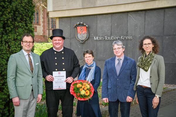 Erster Landesbeamter Florian Busch (v.l.) gratulierte dem bevollmchtigten Bezirksschornsteinfeger Thomas Ulsamer zu seiner dritten Amtszeit. Mit ihm freuten sich Ehefrau Anita Ulsamer, Harald Englert vom Sachgebiet Schornsteinfegerwesen sowie Bauamtsleiterin Verena Ernst.