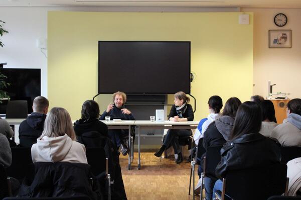 Auf Augenh�he mit einem zeitgen�ssischen Autor: Jan Peter Bremer las den Sch�lerinnen und Sch�lern des Wirtschaftsgymnasiums und Berufskollegs sowie des Berufskollegs Fremdsprachen der Kaufm�nnischen Schule Bad Mergentheim aus seinem autobiografischen Roman "Nachhausekommen" vor.