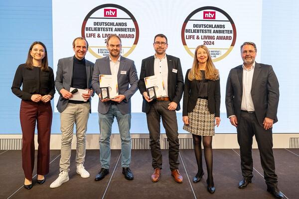 Benjamin Klasen (3. v. rechts), Bereichsleiter Vertrieb und Mitglied der Geschftsleitung, nahm den Life & Living Award fr Systemair in Berlin entgegen.