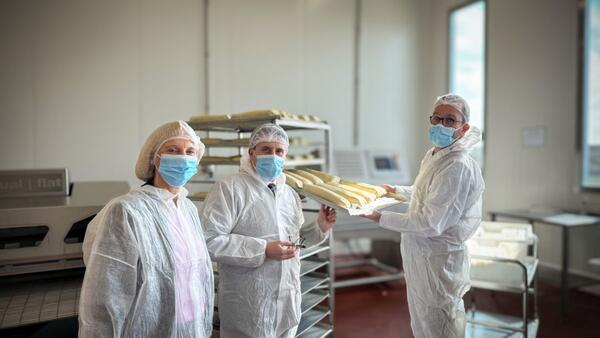 Bild vergr&ouml;&szlig;ern: Das Foto zeigt Geschäftsführer Marcus Seubert, Landrat Christoph Schauder und Dezernentin Ursula Mühleck bei der Verfolgung der hochmodernen Produktionsabläufe.