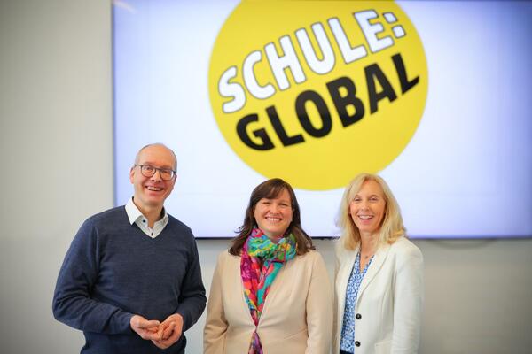 Gemeinsam f�r mehr Vielfalt: Bildungsdezernentin Ursula M�hleck (v.r.), Lehrerin Karin Thomann und der Schulleiter der gewerblichen Schule Bad Mergentheim, Peter W�hrle, freuten sich �ber die Auszeichnung mit dem Qualit�tssiegel "Schule:Global".
