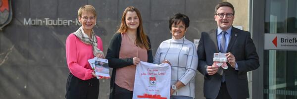 Ab Montag,1. April, erhalten frisch gebackene Eltern aus dem Main-Tauber-Kreis ein neu gestaltetes Willkommenspaket des Landkreises: Landrat Christoph Schauder (v.r.) freute sich gemeinsam mit Jutta Melzer und Lilli Zenkert (beide Jugendamt) sowie Sozialdezernentin Elisabeth Krug �ber die neue Willkommensbox.