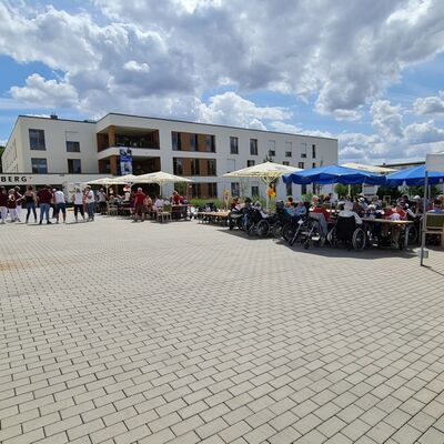 Beim ersten Sommerfest im neuen Haus Heimberg im vergangenen Jahr wurde der ganze Vorplatz zum Festplatz.