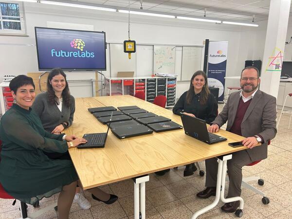 Die FABI-Gesch�ftsf�hrerin Angela Meglio-Fritzmann (links) �bergab Dr. Gunther Wobser und den Mitarbeiterinnen von Futurelabs zw�lf Laptops f�r den Einsatz in der Werkstatt.