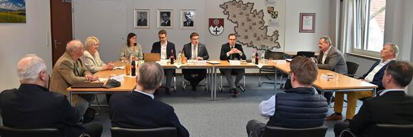 Der Kreiswahlausschuss tagte im Landratsamt: Kreiswahlleiter Landrat Christoph Schauder (Bildmitte) zeigte sich erfreut �ber die gegen�ber 2019 gestiegene Zahl an Bewerberinnen und Bewerbern.