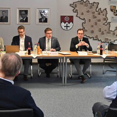Das Foto zeigt den Kreiswahlausschuss, der im Landratsamt tagte: Kreiswahlleiter Landrat Christoph Schauder (Bildmitte) zeigte sich erfreut über die gegenüber 2019 gestiegene Zahl an Bewerberinnen und Bewerbern.