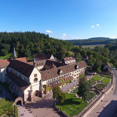 Kloster Bronnbach aus der Vogelperspektive: Die ehemalige Zisterzienserabtei erhlt die Auszeichnung "Europisches Kulturerbesiegel".