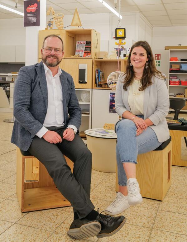 Dr. Gunther Wobser gratuliert Sophie Krimmer zur Ernennung als weitere Geschftsfhrerin bei den Futurelabs in Lauda.