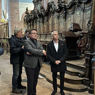 Landrat Christoph Schauder und Staatssekret&auml;r Dr. Patrick Rapp besichtigen die Klosterkirche in Bronnbach.
