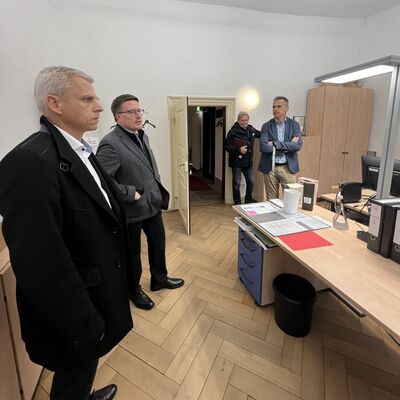 Staatssekret&auml;r Dr. Patrick Rapp (von links), Landrat Christoph Schauder, Chefg&auml;stef&uuml;hrer Kurt Lindner und Amtsleiter Frank Mittnacht besichtigen die B&uuml;ror&auml;umlichkeiten f&uuml;r die neue Tourismusgesellschaft "Tourimia Tourismus GmbH", die ihren Sitz im Kloster Bronnbach haben wird.