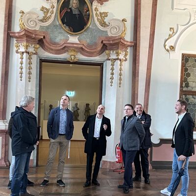 Die Besucher im Josephsaal: Auch die Prunks&auml;le des Klosters wurden besichtigt.