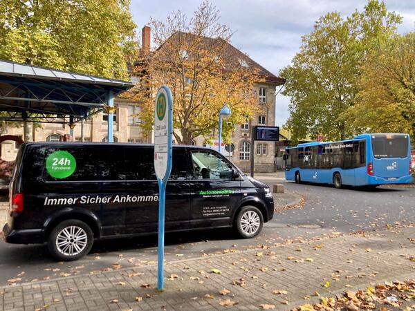 Das Ruftaxi am ZOB in Lauda: Im Jahr 2023 konnte erneut ein Rekordergebnis im Ruftaxiverkehr im Main-Tauber-Kreis erzielt werden.