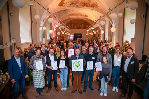 Hochwertige Lebensmittel prsentiert im stimmungsvollen Ambiente: Im Rahmen der Lebensmittelmesse "Meet & Greet Direktvermarktung" im Kloster Bronnbach wurden fnf Betriebe mit dem Qualittssiegel "Bio-Region Main-Tauber-Kreis" ausgezeichnet. Dazu gratulierten Landrat Christoph Schauder (Bildmitte) sowie Erster Landesbeamter Florian Busch (3.v.l.).