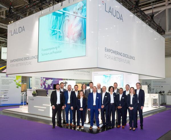 Lauda Messestand mit Team analytica 2024