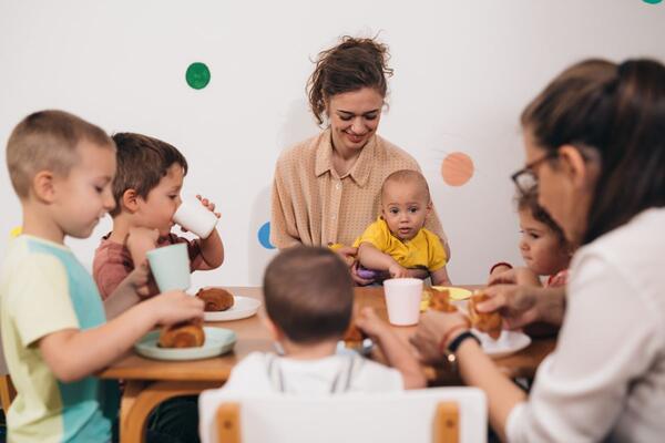 Mit Beginn des Schuljahres 2024/2025 startet der landesweite Bildungsgang "Direkteinstieg Kita" an der Beruflichen Schule fr Ernhrung.Pflege.Erziehung (EPE) in Bad Mergentheim. Mit dem neu geschaffenen Ausbildungsweg will das Land Baden-Wrttemberg dem Fachkrftemangel in den Erziehungseinrichtungen begegnen.