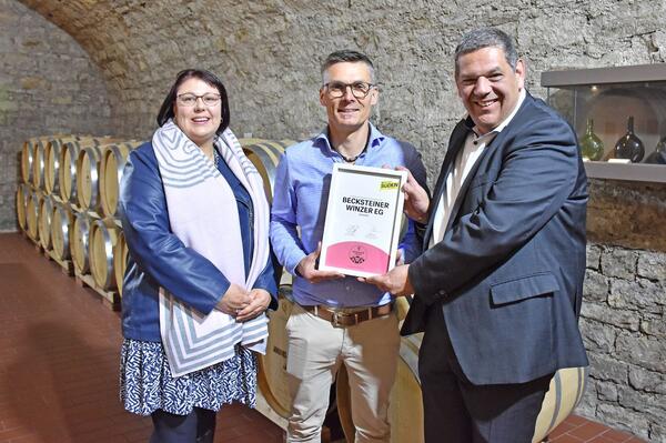 Die Urkunde "Weins�den Winzer" �bergab Sven Dell (rechts), Gesch�ftsf�hrer des Tourismusverbands "Liebliches Taubertal" e.V., an Marketingleiter Michael Spies (Mitte). Mit der Becksteiner Winzer eG freut sich auch die Tourismusleiterin der Stadt Lauda-K�nigshofen, Alexandra Hagel (links).