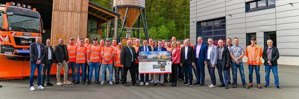 Bestes Wetter bei der feierlichen Erffnung der neuen Straenmeisterei in Klsheim: Landrat Christoph Schauder bergab gemeinsam mit Landtagsvizeprsident Prof. Dr. Wolfgang Reinhart, der Bundestagsabgeordneten Nina Warken, dem stellvertretenden Brgermeister der Stadt Klsheim, Alfred Bauch, sowie weiteren Vertretern der beteiligten Firmen ein im Landkreis-Design gestaltetes Galeriebild des neuen Gebudekomplexes an die Mitarbeiter der Straenmeisterei Klsheim.