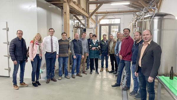 Die Steuerungsgruppe der Bio-Musterregion Main-Tauber-Kreis informierte sich im Rahmen ihrer ersten Sitzung in diesem Jahr bei einer Fhrung durch die Bio-Brauerei "Derr Hof" in Holzbronn ber den Brauprozess mit regionalen Bio-Produkten.