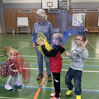 Motorik-Training an dem Beruflichen Schulzentrum (BSZ) Wertheim: Sch�lerinnen und Sch�ler des BSZ betreuten die Vorschulkinder bei den Bewegungs�bungen.