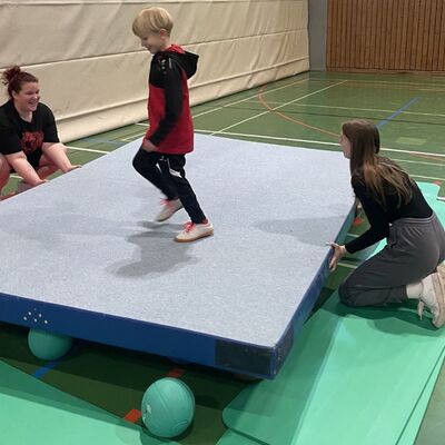Motorik-Training an dem Beruflichen Schulzentrum (BSZ) Wertheim: Sch�lerinnen und Sch�ler des BSZ betreuten die Vorschulkinder bei den Bewegungs�bungen. 