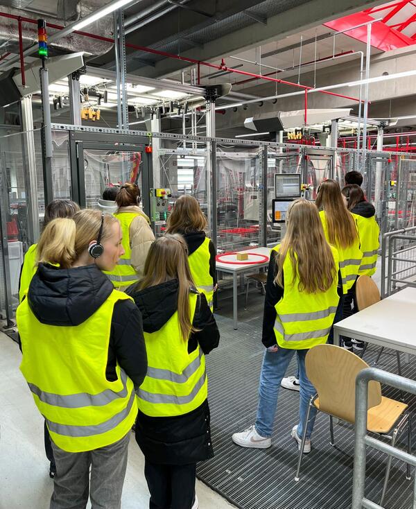 Die W�rth Industrie Service lud zum bundesweiten Girls' Day ein, um Sch�lerinnen verschiedenste Berufe jenseits der klassischen Rollenverteilung vorzustellen.