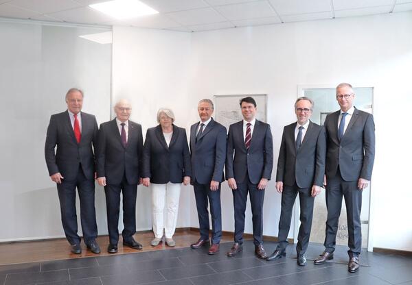 Die Unternehmensf�hrung der Wirthwein SE, von links: Winfried Seitz (Mitglied des Aufsichtsrats), Edmund Brenner (stellv. Vorsitzender des Aufsichtsrats), Ingrid Wirthwein (Mitglied des Aufsichtsrats), Marcus Wirthwein (Vorsitzender des Aufsichtsrats), Dr. Ralf Zander (Sprecher des Vorstands), Thomas Kraus (Vorstand Vertrieb) und Holm Riepenhausen (Vorstand Technik).
