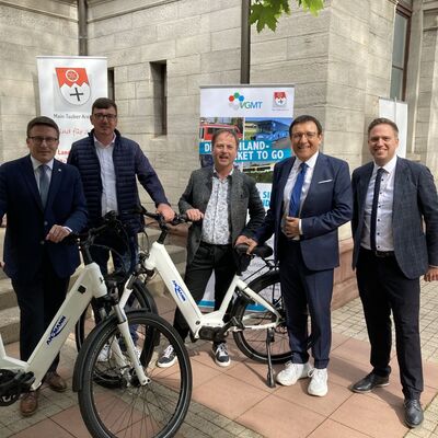 Über die Kooperation bei der Bereitstellung von E-Bikes für die Mobilitätszentrale Lauda freuten sich (von links) Landrat Christoph Schauder, Key Account Manager Sven Plewa (Ansmann AG), Bürgermeister Joachim Döffinger (Assamstadt), Landtagsvizepräsident Prof. Dr. Wolfgang Reinhart und VGMT-Geschäftsführer Thorsten Haas.