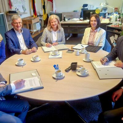 Tobias Wurm (Energieagentur Main-Tauber-Kreis), Ursula M�hleck (Landratsamt Main-Tauber-Kreis), Harald Endre� (Gesch�ftsf�hrer der ZEAG Erneuerbare Energien GmbH), B�rgermeisterin Anette Schmidt (Stadt Tauberbischofsheim), Barbara H�benbecker (Stadt Tauberbischofsheim), Wendelin Geiger (Energie + Umwelt eG Neckar-Odenwald-Main-Tauber), Steffen Kuhn (Energie + Umwelt eG Neckar-Odenwald-Main-Tauber)