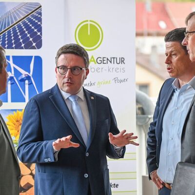 Im Mittelpunkt der Gesprche bei der Sitzung des Lenkungskreises "Klimaschutz Main-Tauber-Kreis" standen die Aktivitten zu den Leuchtturmprojekten "Energieeffizienz" und "Solarinitiative" aus dem Klimaschutzkonzept des Landkreises und die Projekte der Energieagentur Main-Tauber-Kreis.