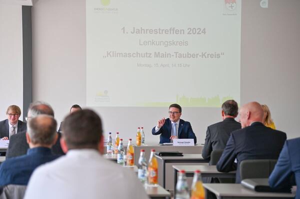 Bild vergr&ouml;&szlig;ern: Landrat Christoph Schauder leitete die Sitzung des Lenkungskreises, an der auch Fraktionsvorsitzende und Mitglieder des Kreistags, Vertreterinnen und Vertreter des Sponsorenkreises zur Initiative »Klimaschutz Main-Tauber-Kreis« sowie Energieberaterinnen u