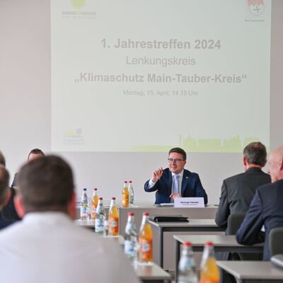 Landrat Christoph Schauder leitete die Sitzung des Lenkungskreises, an der auch Fraktionsvorsitzende und Mitglieder des Kreistags, Vertreterinnen und Vertreter des Sponsorenkreises zur Initiative "Klimaschutz Main-Tauber-Kreis" sowie Energieberaterinnen und Energieberater teilnahmen.