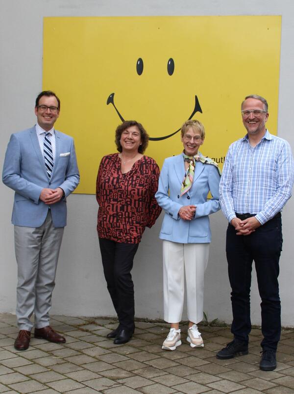 Im Gespr�ch �ber die Arbeit der Jugendhilfe Creglingen (von links): Erster Landesbeamter Florian Busch, Bereichsleiterin Anita Lurz, Sozialdezernentin Elisabeth Krug und Gesch�ftsf�hrer Werner Fritz.