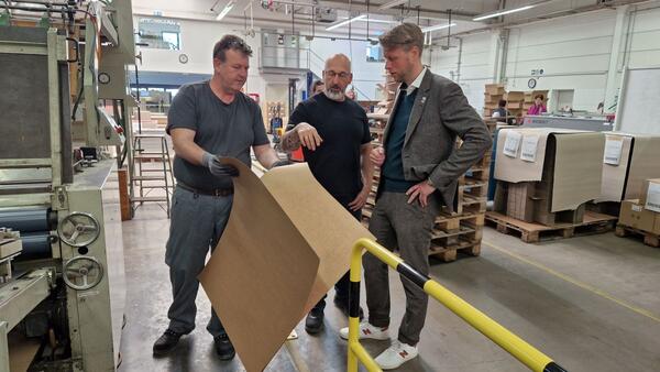 Produktionsleiter Jochen Sensbach (Mitte) gab OB Herrera Torrez (rechts) Einblick in die Produktionsabl�ufe.