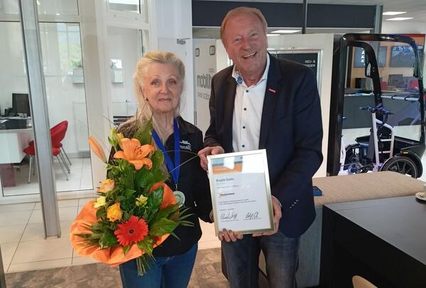 Brigitte Szabo erh�lt von Ulrich Bopp, Pr�sident der Handwerkskammer Heilbronn-Franken, die Auszeichnung zur "Frauenpers�nlichkeit im Handwerk".