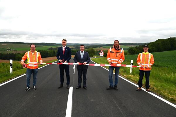 Michael Suppinger (Straenbauamt), Oberbrgermeister Markus Herrera Torrez, Landrat Christoph Schauder, Bauleiter Marco Greulich (Trend Bau) und Straenbauamtsleiter Markus Metz (von links) erffneten die K 2825 bei Kembach.