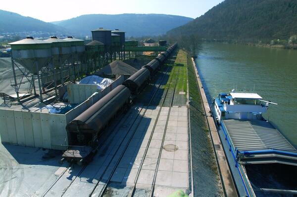 Verladung im Mainhafen Wertheim: Landrat Christoph Schauder �bernimmt ab 1. Juni den Vorsitz des Zweckverbands Mainhafen von Oberb�rgermeister Markus Herrera Torrez.