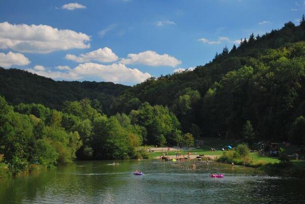 Aufgrund des Starkregens der vergangenen Tage hat das Gesundheitsamt des Main-Tauber-Kreises unter anderem fr den Mnstersee in Creglingen ein vorbergehendes Badeverbot empfohlen.